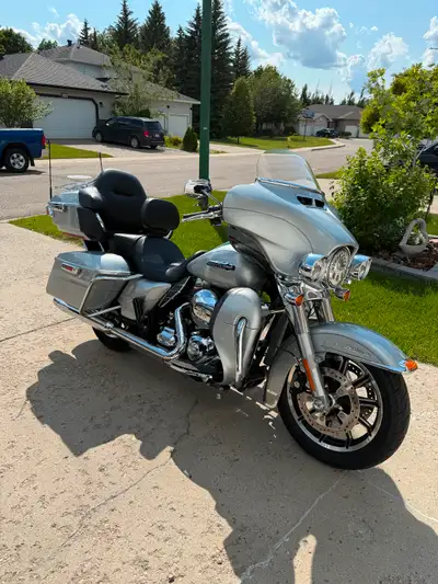 2015 Harley-Davidson Ultra Low Touring: low mileage - 7300 km on odometer; large trunk and passenger...
