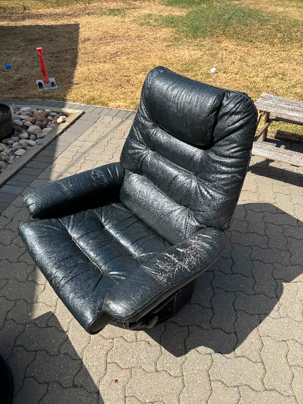 Free chair and foot rest. in Chairs & Recliners in Edmonton - Image 2
