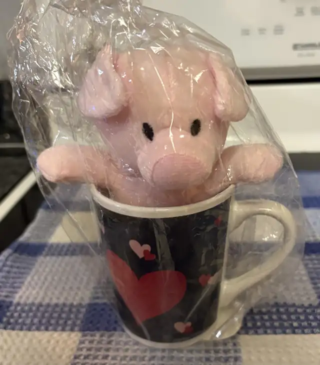 Themed Coffee Mugs and plush dolls64840219466498122