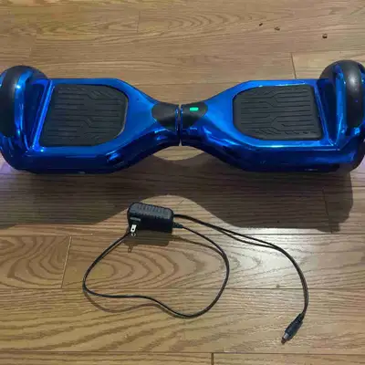 Hoverboard en excellente qualité avec chargeur , idéal pour les déplacements urbains. Équipé de pneu...