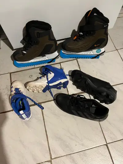 Chaussures de sport (patins à glace et foot)., View more