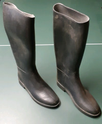 Girl's black rubber boots - size 4