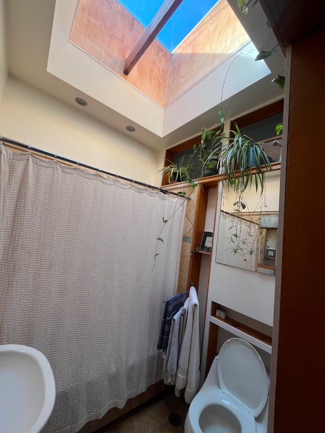 October: Charming Room for rent in the heart of the mile end — photo 2
