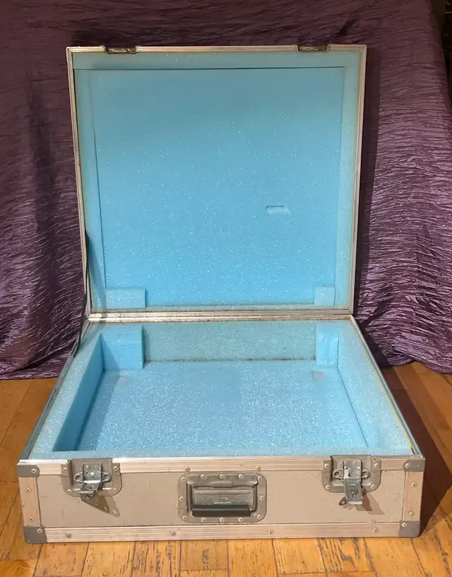 Vintage “Conception Case Company” Hardshell Equipment/Road Case  in Pro Audio & Recording Equipment in Fredericton - Image 4