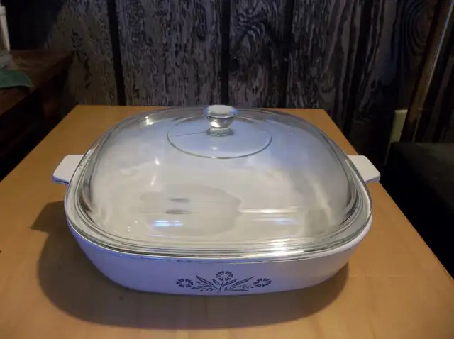 Plats CORNING WARE.  35$ chacun. Un 2L et un P-10-8 in Kitchen & Dining Wares in Trois-Rivières - Image 3