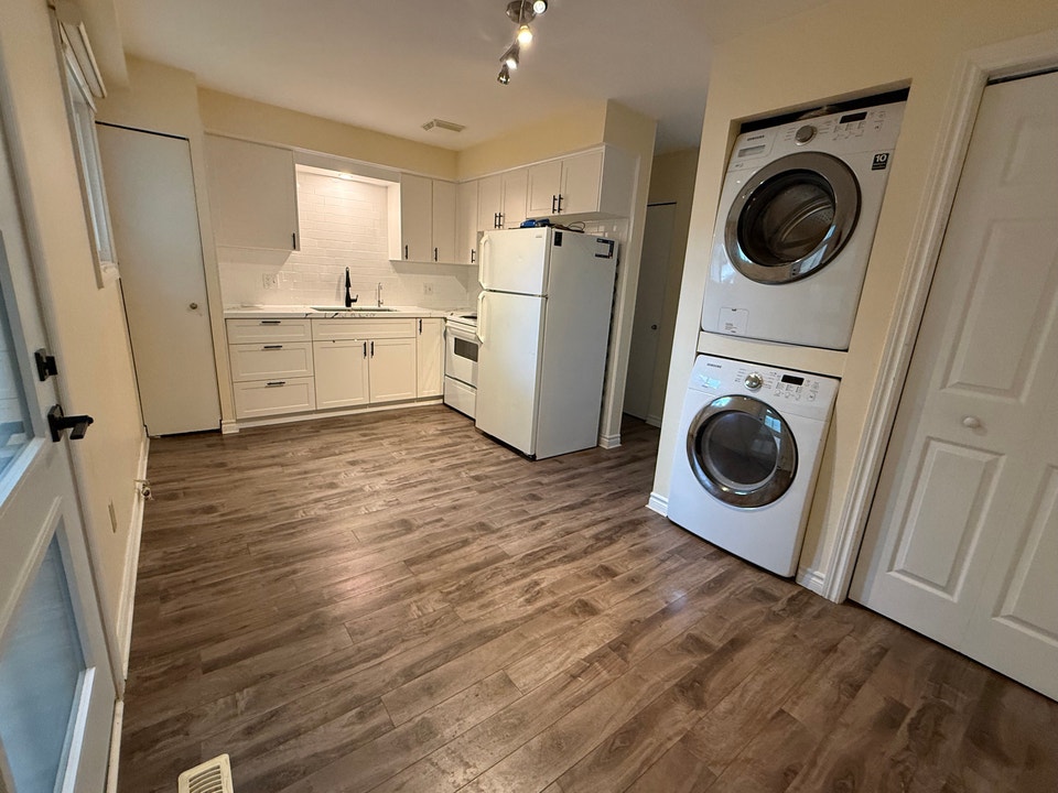 3 bedroom House -fenced yard-next to Park 4