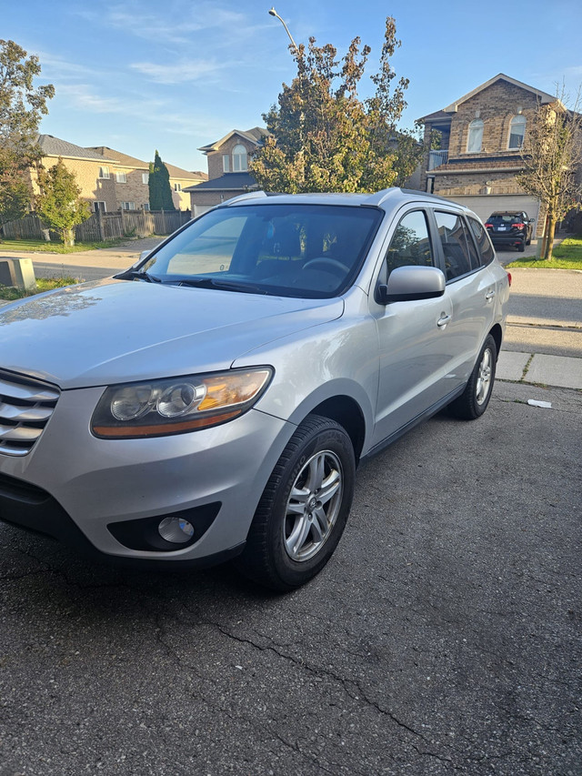 Hyundai Santa Fe in Cars & Trucks in Markham / York Region