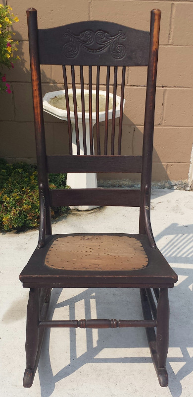 Antique Solid Wood Victorian Nursing Rocker in original finish dans Chaises, Fauteuils inclinables  à Région de Windsor