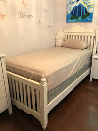 Twin bed in solid wood in white incl box spring & mattress 