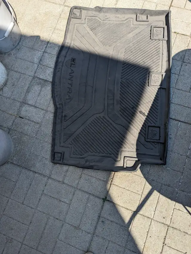 Hyundai Elantra trunk mat in Other in Barrie - Image 2