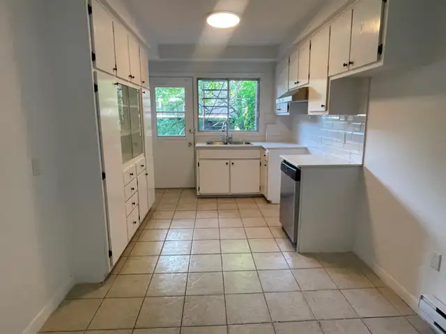 NDG - Very Large Lower Duplex 5 1/2 plus Basement