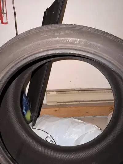 4 pneus d’été 22 pouces Continental crosscontact LXsporten tres bon etat pour le prix 285 40 22 etai...