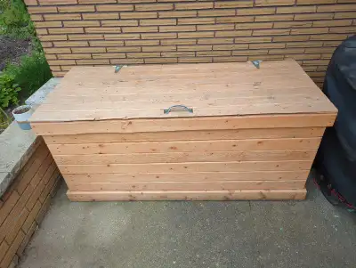 Pine deck box