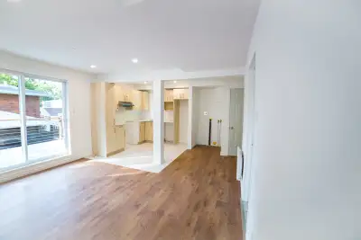 Renovated 4.5 Apartment – Near Metro Longueuil (Available October) Français plus bas Renovated 4.5 A...