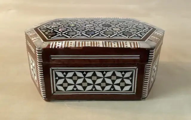 Small Abalone & Mother of Pearl Inlaid Wood Jewelry Keepsake Box in Home Décor & Accents in West Island - Image 4