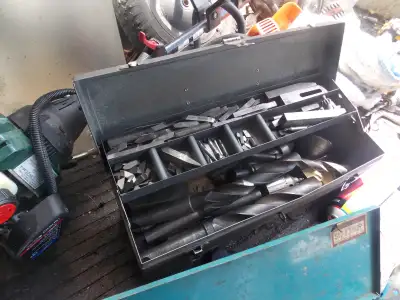 grosse meche jusqua 1 pouce et 1/2 comme neuve et l'autre coffre faite une offre je suis de lac-méga...