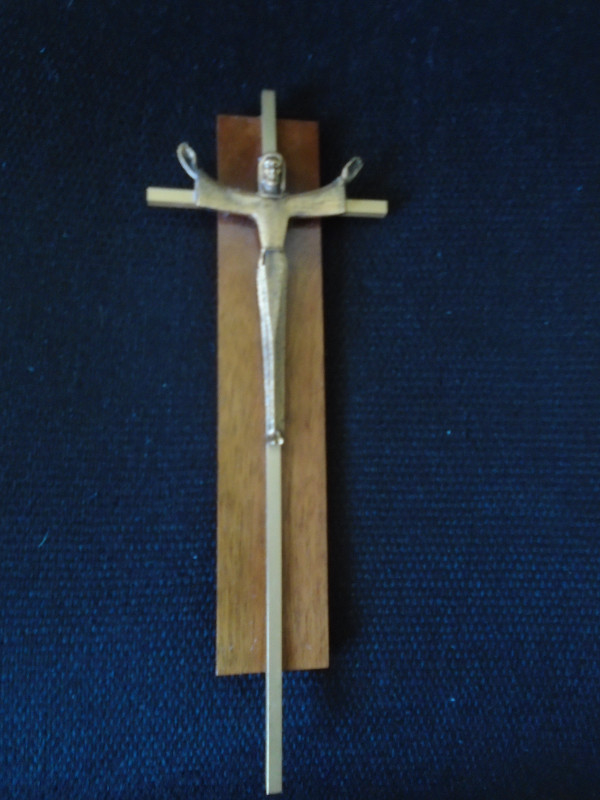 crucifix avec bois dans Art et objets de collection  à Drummondville