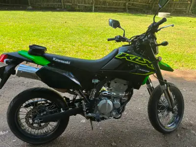 2022 KLX 300SM, excellent condition other than some scratches on the right side plastics from fallin...