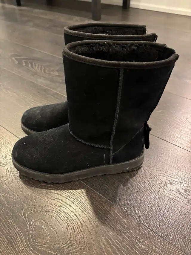 UGG Boots with Back Zipper size 6 in Women's - Shoes in Oakville / Halton Region - Image 3
