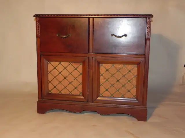 radio antique avec table-tournante in Other in Québec City - Image 2