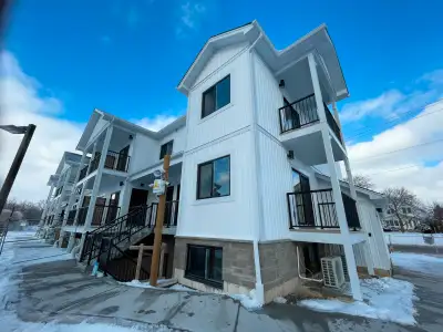Beautiful Bright - One Bedroom plus Den - Close to all amenities