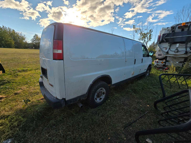 2004 GMC SAVANA 3500 6.0L in Cars & Trucks in Calgary - Image 4