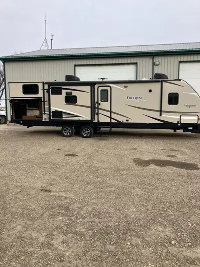 2017 Coachman Freedom Express Outdoor Kitchen with TV/ sink/grill/fridge 3 slides /LED lights/ Bluet...