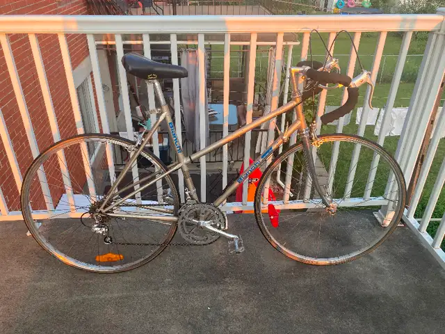 Retro Road Bike Bianchi Piaggio, 12-speed gear, Frame size L in Road in City of Montréal - Image 2