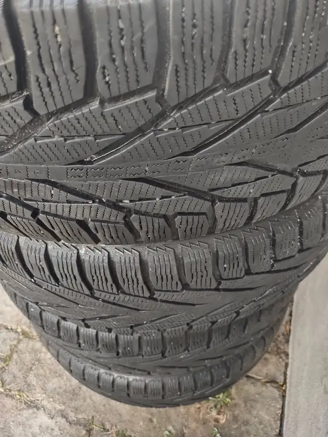 4 pneus hiver Nokian Hakkapeliitta 245-65R17 excellent état. in Other in Laval / North Shore - Image 2