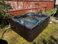 REFURBISHED Maax spa with warranty 