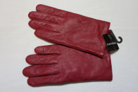BRAND NEW NEVER WORN. Danier Leather, Women’s Leather gloves.