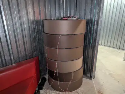 luminaires et banquette en super état doit venir chercher pas de livraison.