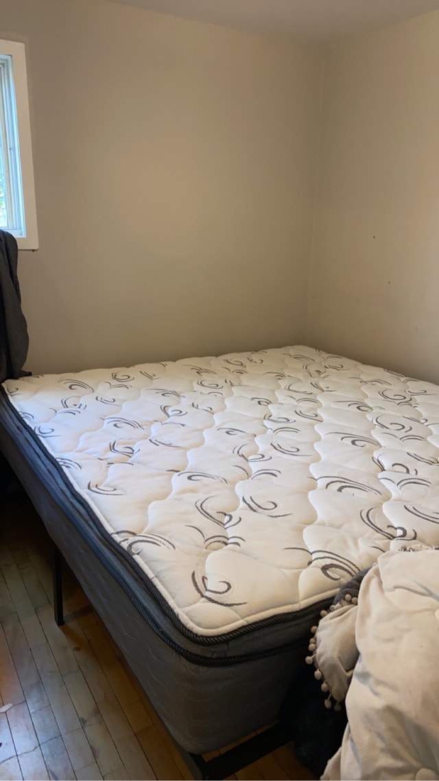 KING SIZED BED AND OTTO MAN Beds & Mattresses Thunder Bay Kijiji