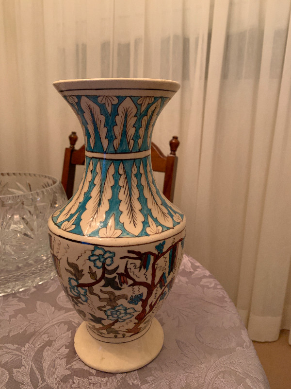 Ancient Light Blue and White Ceramic Table Vase dans Décoration intérieure et accessoires  à Ville de Montréal