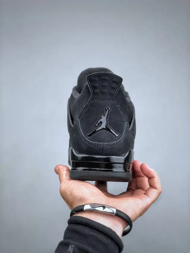 Jordan 4 Retro in Men's Shoes in Oakville / Halton Region - Image 4