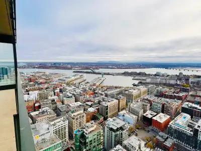 Luxueuse unité de coin à louer offrant des vues panoramiques de la ville avec 800 PC d'espace de vie...