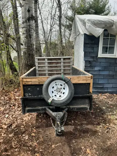 Petite remorque artisanal Leger 4x6 Avec rampe je men servait pour mon tracteur a gazon pneus neuf a...