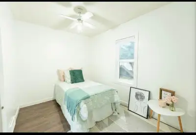 Room on the main floor Spacious room with a window and closet Available from december Busstop nearby...