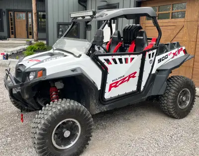 2013 Polaris RZR 900 XP. 3993 kms, snorkel, 4 point harness, light bar, half windshield, factory win...