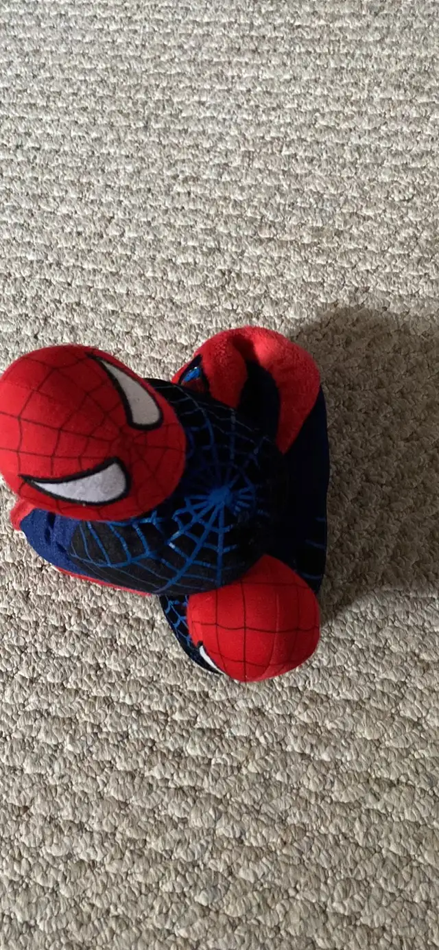 Boys sz 4-5 in good condition Spider-Man slippers  in Clothing - 4T in Edmonton - Image 3