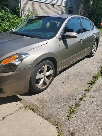 Clean Altima no leaks no lights best offer