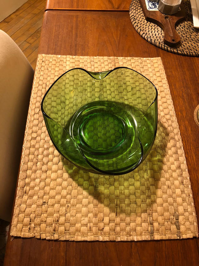 MCM Heavy Emerald Green Glass Anchor Hocking Bowl Folded Edges in Arts & Collectibles in City of Toronto - Image 3