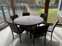 Table et chaises extérieur patio table and chairs