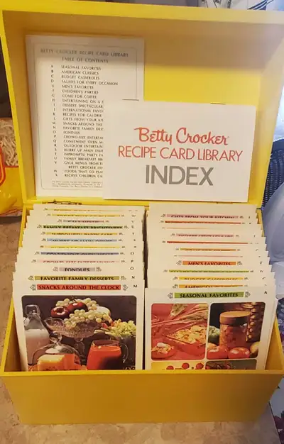The Betty Crocker recipe card library contains more than 600 recipes on index cards. This is a compl...