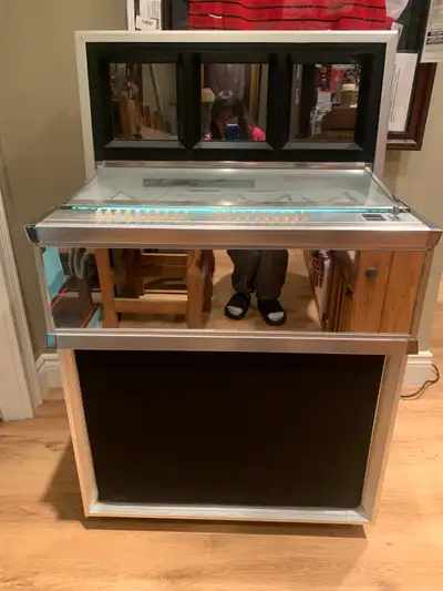 SEEBURG VINTAGE JUKE-BOX CONTAING 50 RECORDS ( 100 TUNES ) ASKING $1500.00