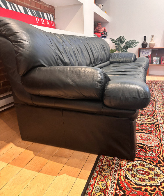 Black leather sofa dans Sofas et futons  à Ville de Montréal - Image 2