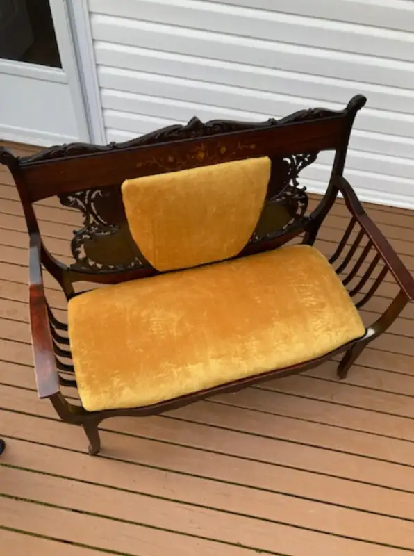 Antique loveseat in Couches & Futons in Cole Harbour - Image 4