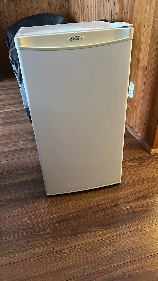 petit frigo / small fridge  in Refrigerators in Laurentides - Image 3