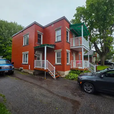 Duplex à vendre Idéal pour un propriétaire occupant, le logement du bas est libre dès maintenant. Si...