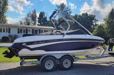 Bateau 20 pieds open deck 10 places avec tour à wakeboard, très propre Moteur Mercruiser 4.3 litres...